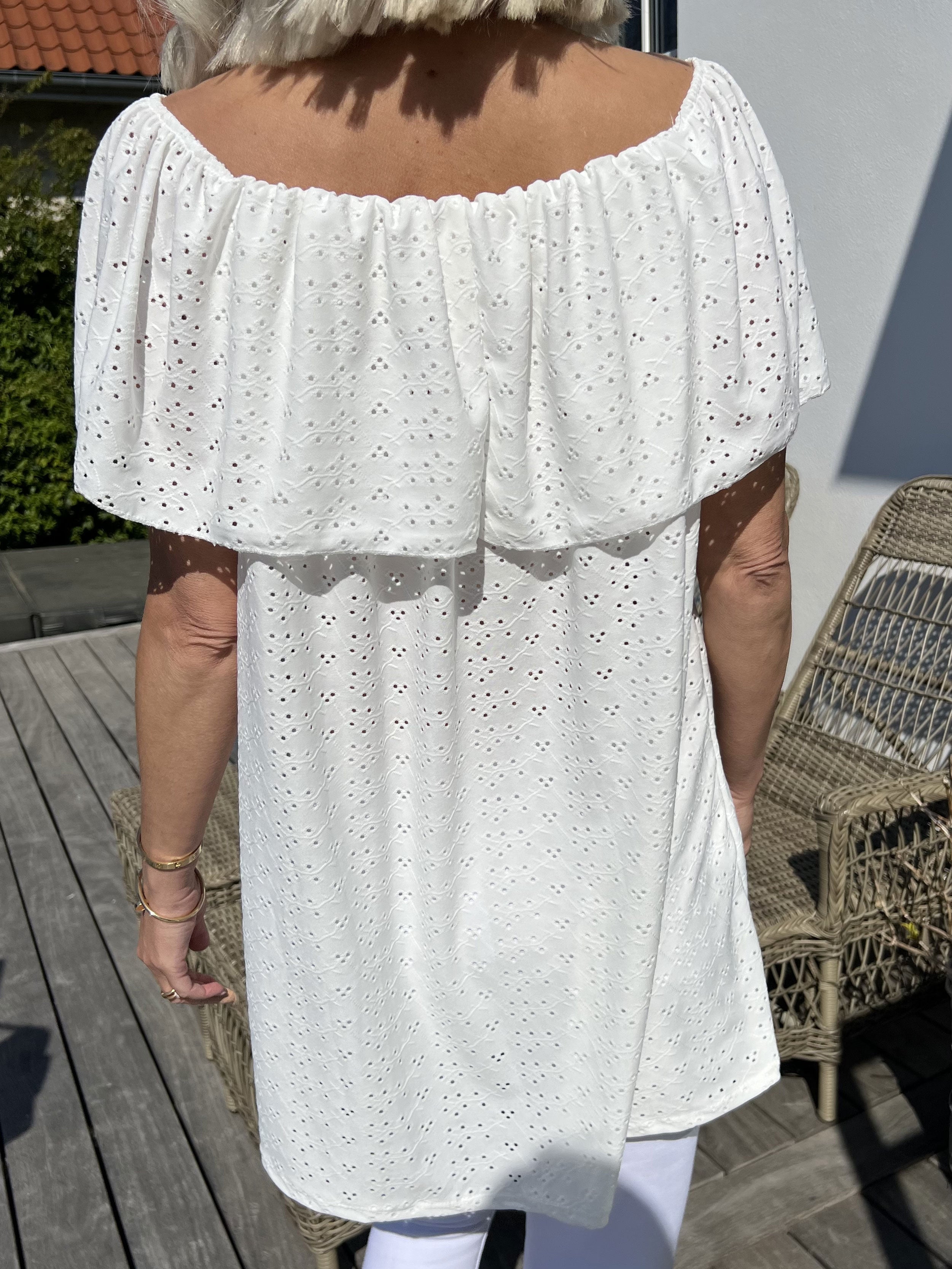 Sienna - Sød elastisk tunika med broderie anglaise